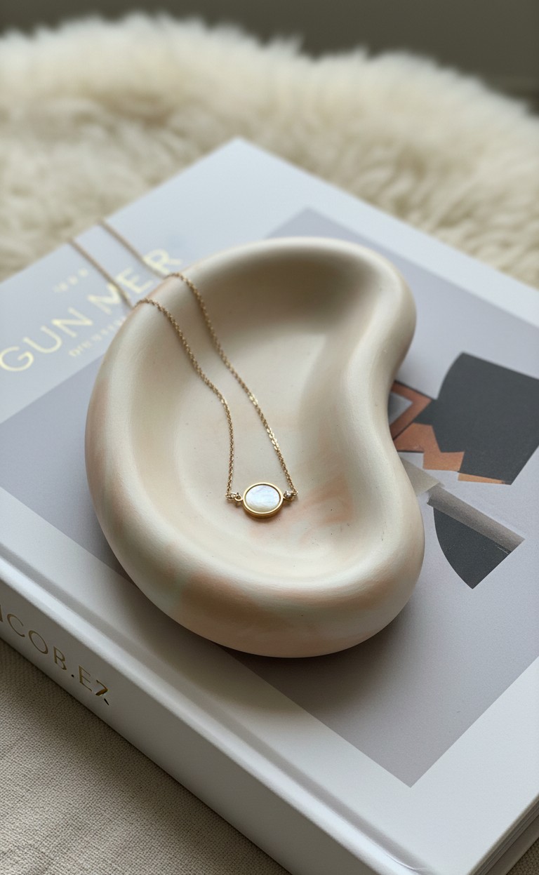 LUNA cream trinket tray with necklace