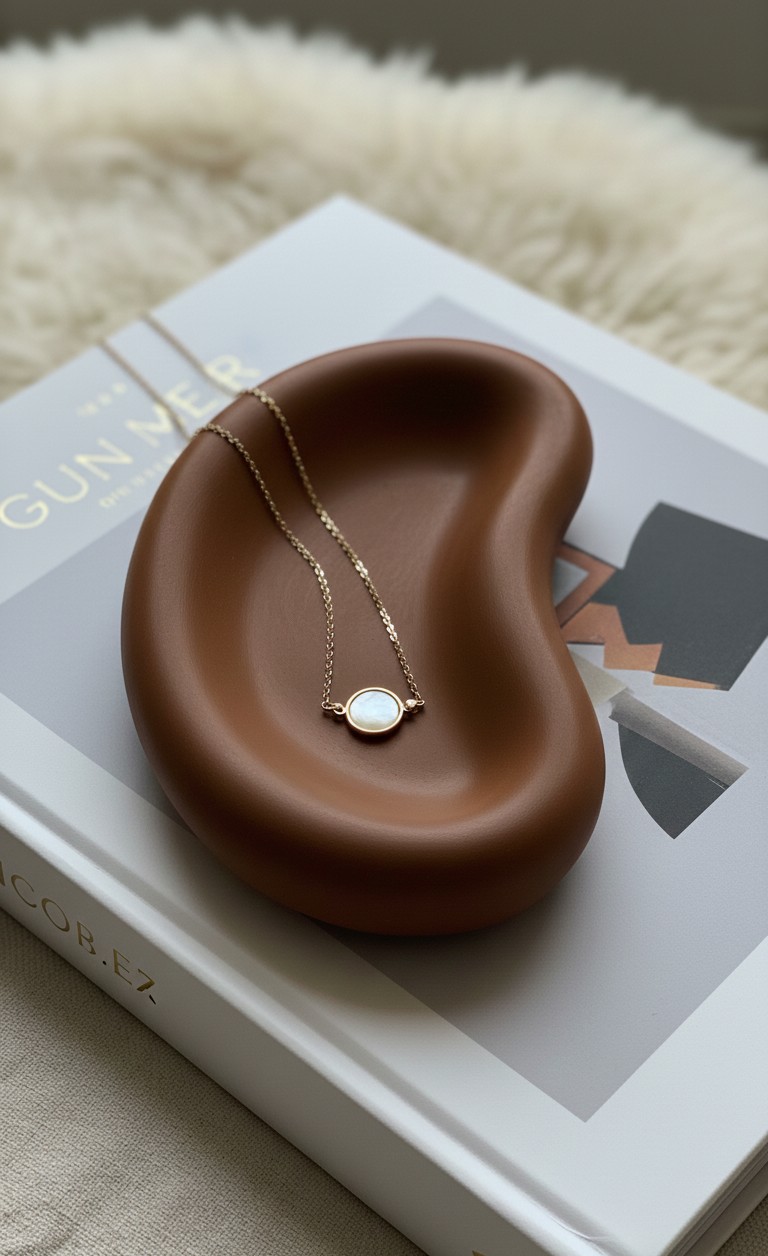 LUNA matte brown trinket tray with necklace